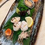Isohama - アワビ刺し身とホタテ貝柱炙り