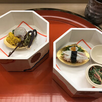 赤坂 菊乃井 - 昼懐石１００００円。八寸。春ですね(^｡^)。独活・筍・烏賊木の芽和え、蛸旨煮、わらび、豆苗のうすい豆和え、白魚寿司、花弁百合根、いくら醤油漬け、人参葉の辛子胡麻和え。