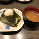 Ojiichan To Yobanaide - 『梅おにぎり』とサービスのお味噌汁。
                        お米は『つや姫』おにぎりのお手本のようなおにぎりです。