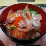 Wakashi - たくさんのネタが入った海鮮丼。見た目からしておいしそう。