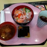 Wakashi - 全景。キレイです。お店の敷居は高くないのですが、本来は割烹なのでしょう。