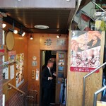 Wakashi - ちょっと奥まった入口。会社員っぽいお客さんが大半でした。