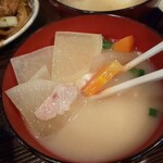 Tonkatsu Yoshie - 各定食に付く、けんちん汁的な味噌汁(R2.2.25撮影)