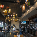 Glass Door - 店内風景。照明に特徴があります。