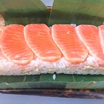 アクセス 鬼怒川温泉売店 - 日光鱒寿司！シャケにも見えますね。富山のものよりも脂が乗ってるように見えます。酢飯に湯葉が混ざってます！