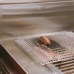 石垣吉田 - 紀州備長炭で外側を焼いている様子