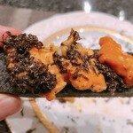 石垣吉田 - 炭パンに載せた様子