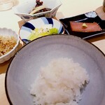 新ばし 星野 - 食事　鮪の漬け・ちりめん山椒・牛の時雨煮・香の物