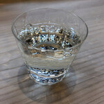 松寿司 - 毎日磨かれる白木のカウンター。