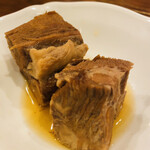 牛たん料理 閣 ブランドーム本店 - お通しの角煮