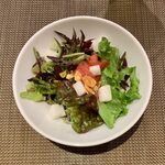 Bikini Pikaru - 牡蠣と蓮根のパエリア ¥1,500 のサラダ