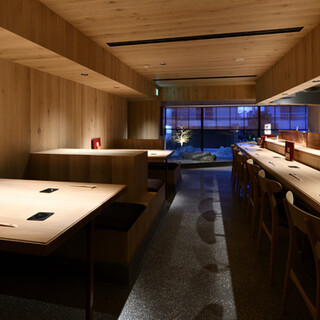 食事会・ビジネス・デートにも最適な落ち着いた店内