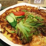 レストランみんぱく（国立民族学博物館） - バインセオ（スープ付）　　1,200円　　デカッ。　トマトは、普通サイズの大きさ。比べてみてね。