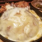 Teke Teke - チーズ粗挽きハンバーグ&やみつき唐揚げ定食(990円)