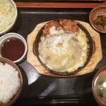 Teke Teke - チーズ粗挽きハンバーグ&やみつき唐揚げ定食(990円)