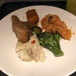 Plaza Premium Lounge - チキンライスなど