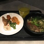 Plaza Premium Lounge - 軽く、いただきま〜す