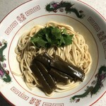 EVERRICH DUTY FREE SHOP - 麺を入れ剥皮辣椒をのせて "老薡拌麺" 出来上り