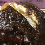 キッチン南海  - 黒いルーとチキンカツ断面。カレールーが黒光りしてます(^｡^)