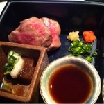 先付けの漬け鮪の山かけと牛たたき