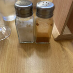 ヒマラヤ食堂 - 塩、チリペッパー