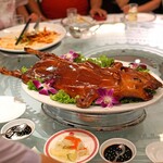 Shangarila Restaurant - 料理写真:仔豚の丸焼き　北京ダック風