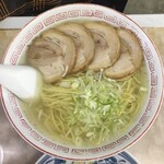 大野湊食堂 - 娘は塩ラーメン。  ¥800。2人で半分づつ楽しむ。
            
            塩はチャーシューが4枚のるのか。
            
            これぞ塩ラーメン！！！といったヤツ。
            
            
            