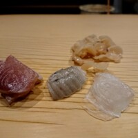 鮨処 つく田 - ブリ、ヒラメのえんがわ、ヒラメ、上段は白ミルガル貝