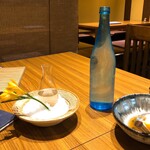 Wagaiden Zero - 花の井　1300円　先程とは違うお花が飾られてます。奥の水色のボトルはチェイサーです