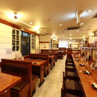 カウンター席完備！お1様呑みも大歓迎♪全60席の広々店内