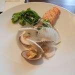 French Restaurant Plaisir - サーモンと稚貝、季節野菜を添えて