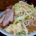 ラーメン 盛太郎 - ラーメンの麺カタメ、ヤサイちょいマシとニンニク少しの図。麺の量を減らし忘れていたので、出てきた丼を見て不安を感じる(^^;スープは、いつものように、自動的カラメ。これは嬉しい。