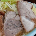 ラーメン 盛太郎 - 豚さんは２枚のはずも、端豚さんのおまけ付き(^^;今日の豚さんは、あれ？いつもより....今までで、良くない食感。どうしちゃったんだろう。次回には戻っていることを祈りたいです。