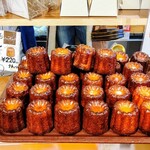 ラトリエ･デュ･パン - カヌレナチュール  隣に桜風味のカヌレもありました