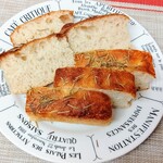 ラトリエ･デュ･パン - フォカッチャ 表面にローズマリーが沢山トッピングされてますがそんなに気になりません