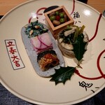 御料理 まつ山 - 八寸(左から大葉春菊の白和えと松の実、温海の赤カブ、柊鰯、五色豆、花わさび)