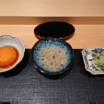 御料理 まつ山 - ご飯のお供(卵黄醤油漬け、ちりめん山椒、キャベツの漬物)