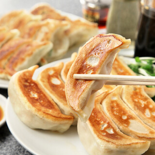 もちもちの皮と肉汁が堪らない！お店で包んで焼き上げる【餃子】