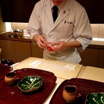 御料理 まつ山 - 姫大福を作っています