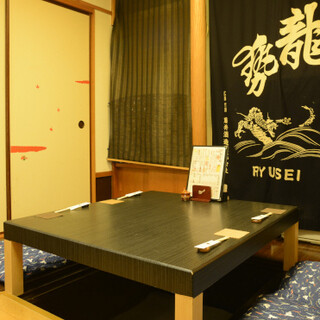 個室は、2名様から最大26名様までご利用可能な掘りごたつ式。