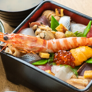 We offer conger eel that has been added and boiled down, as well as seasonal ingredients procured from Toyosu.