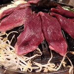 炭火兜ひつじ - ミネラルたっぷりの餌からのマトン肉のショルダー