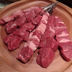 炭火兜ひつじ - 羊串：右から→ショルダー、もも、肩ロース、ロース芯、ヒレ、タン