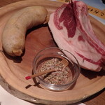 炭火兜ひつじ - ラムチョップ、羊腸ソーセージ（自家製）、麻生十番謹製スパイス