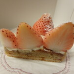 ボンヴィヴォン菓子工房 - 白苺のタルト　カット￥380