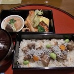 Narumi - お昼のお弁当もとても美味しいです。焼き魚、肉、卵焼き、どの味も上品で・・・リピーターです。