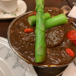 トマト - ビーフタンカレー　¥3,200
      季節の野菜トッピング　¥600