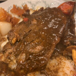 トマト - ビーフタンカレー　¥3,200
      季節の野菜トッピング　¥600