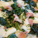 ファリナモーレ - 料理写真:山形大学の小麦を使ったピッツァ 赤根ホウレン草とベーコンと薫製スカモルツァ