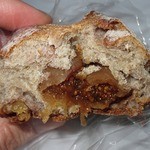 happy hoppe - 「カンパーニュ フィグ(\190)」の断面。